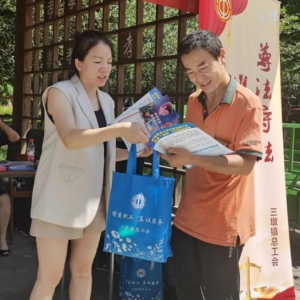 三墩镇总工会开展“尊法守法·携手筑梦”服务新业态劳动者活动 ... ...